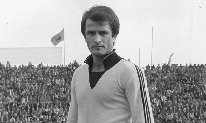 Γνωρίζατε ότι… ο Ντούσαν Μπάγεβιτς όρμησε στον πάγκο του Ολυμπιακού σαν παίκτης της ΑΕΚ στο “ντέρμπι” του 1979;
